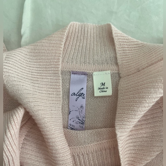 Light pink Long sleeve ruffled shoulder cutout shirt - Picture 2 of 2